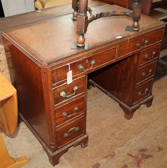 Reproduction mahogany pedestal desk fitted leather skiver & 8 short drawers